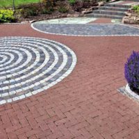 un exemple d'utilisation des allées de jardin lumineuses dans la conception de l'image de la cour