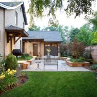 l'idée d'une belle conception de jardin avant dans une cour privée picture