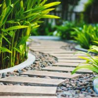 variante de l'application de belles allées de jardin dans la conception de la cour photo