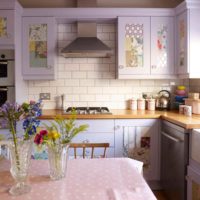 the idea of using light lilac in the photo decor