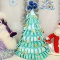 An example of creating an unusual Christmas tree from paper yourself picture