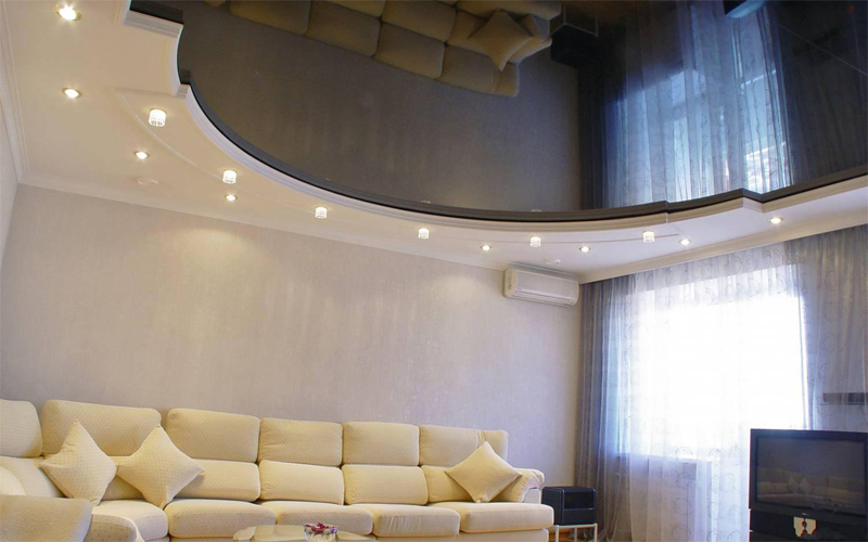 plafond de film dans le salon