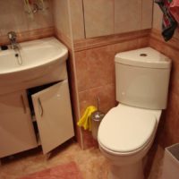 Coin toilette dans une salle de bain compacte