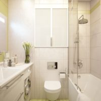 Cabinet pour les petites choses au-dessus des toilettes dans la salle de bain combinée