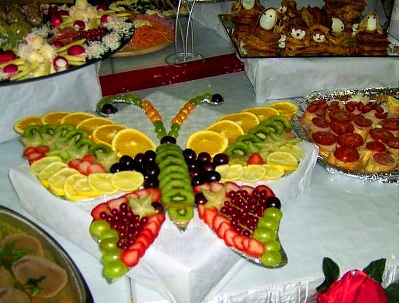 Papillon fait de fruits dans la conception de la table de mariage