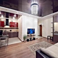 un exemple d'un intérieur inhabituel d'une image de plafond de cuisine