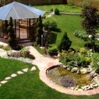 Gazebo en polycarbonate dans le jardin