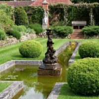 Sculpture sur l'île au milieu du réservoir au chalet