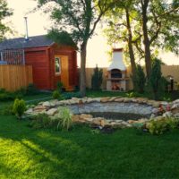 Barbecue en brique à l'arrière du jardin