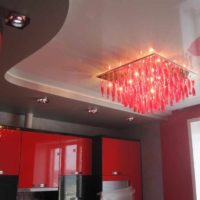 un exemple d'un style inhabituel d'une image de plafond de cuisine