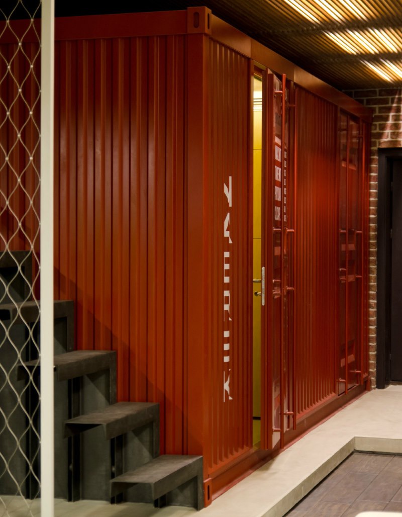 Using a freight container as a toilet in a loft-style house