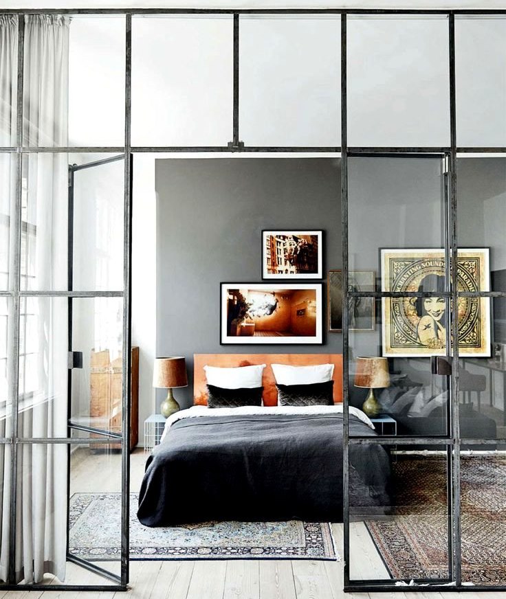 Separating zones with a glass partition in an industrial style studio