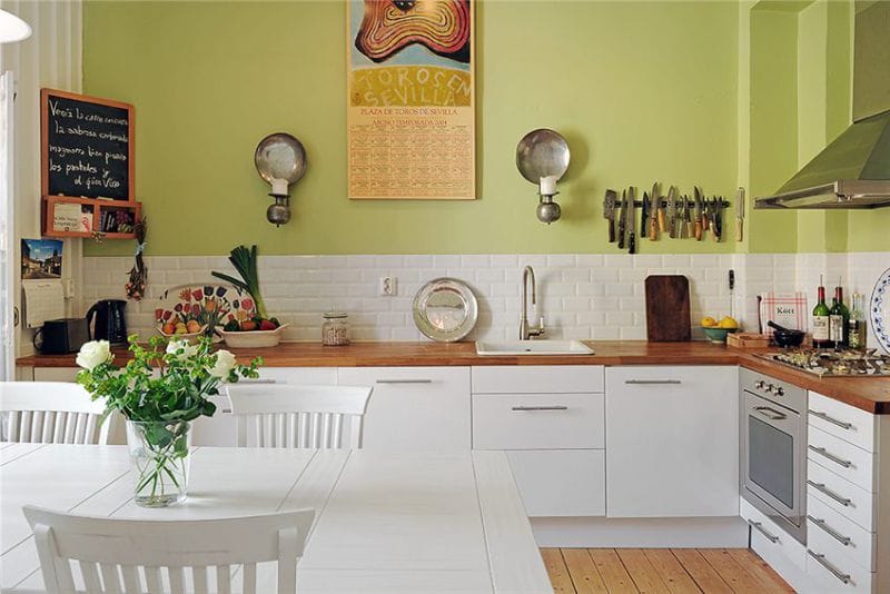 Intérieur de cuisine avec mur de pistache