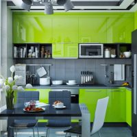 Fleurs blanches sur la table à manger