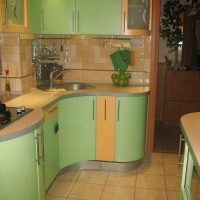 Contours lisses des façades de la cuisine