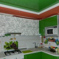 Bande brune autour du plafond