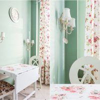 Mur turquoise dans une cuisine lumineuse