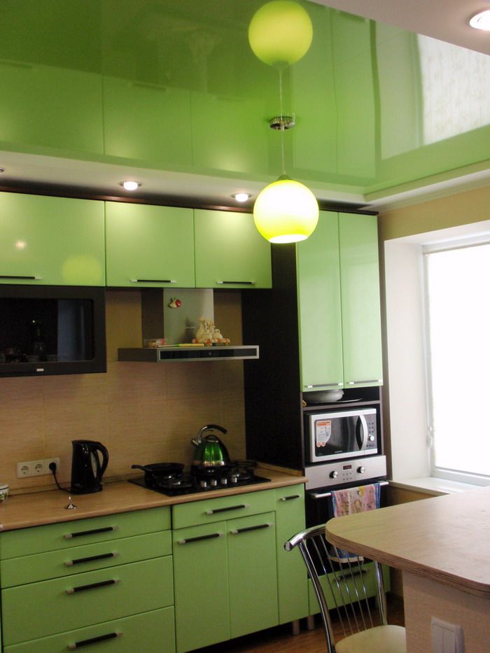 Miroir plafond suspendu dans la cuisine avec un ensemble vert