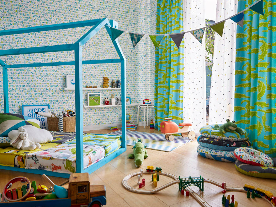 Crib in the form of a house