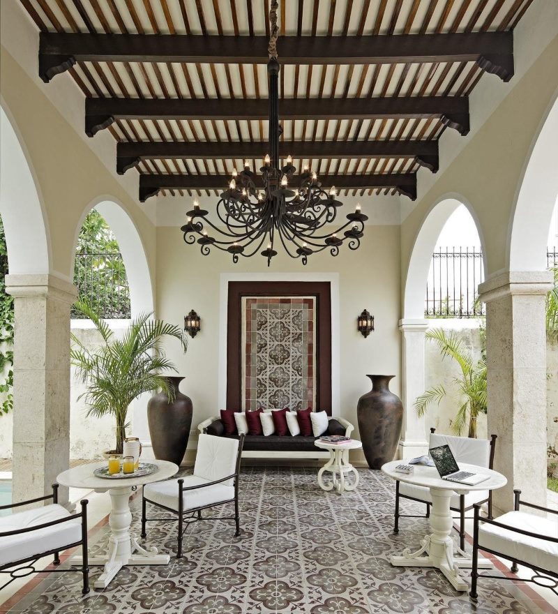 Lustre de plafond forgé avec poutres en bois