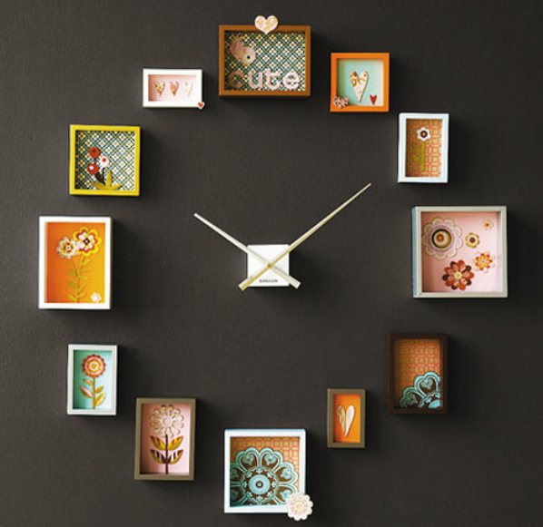 Horloge intérieure sur un mur sombre