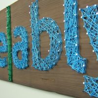 Décor mural avec fils et oeillets