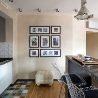 Photos dans des cadres noirs sur un mur beige