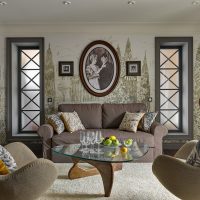 Photos rétro sur le mur du salon d'une maison privée