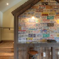 Plaques d'immatriculation dans le décor du salon