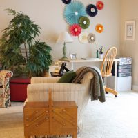 Fleurs en papier sur un bureau