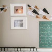 Décor mural avec des avions en papier