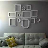 Cadres de moulures en polyuréthane sur le mur de la pièce