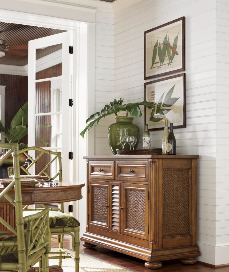 Commode en bois à la main sur un fond de mur blanc