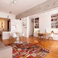 Tapis coloré sur un plancher en bois