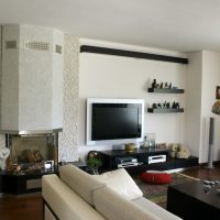 Étagères noires sur un mur blanc