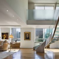 Bel escalier avec marches en verre.