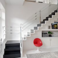 Fauteuil rouge sur fond de mur blanc