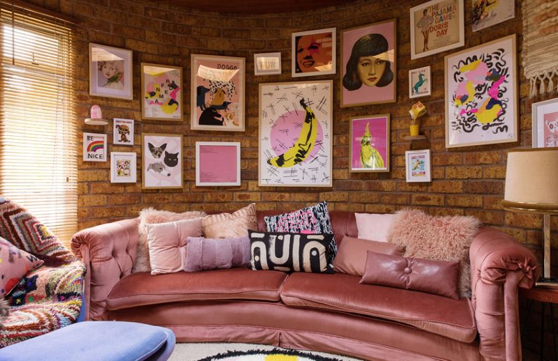 Exposition à la maison de peintures dans le salon d'une maison de campagne