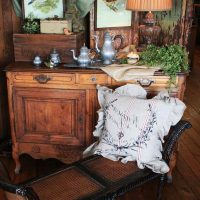 Plats antiques sur une cheminée en bois