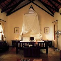 Chambre lumineuse au plafond haut