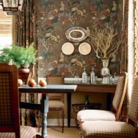 Assiettes décoratives sur le mur du salon