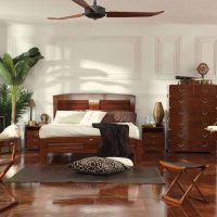 Chaises pliantes dans un salon de style colonial