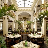 Salle de restaurant de style colonial