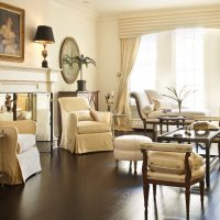 Rideaux avec un lambrequin sur une grande fenêtre de salon