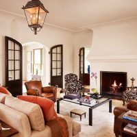 Lanterne avec des bougies au plafond du salon