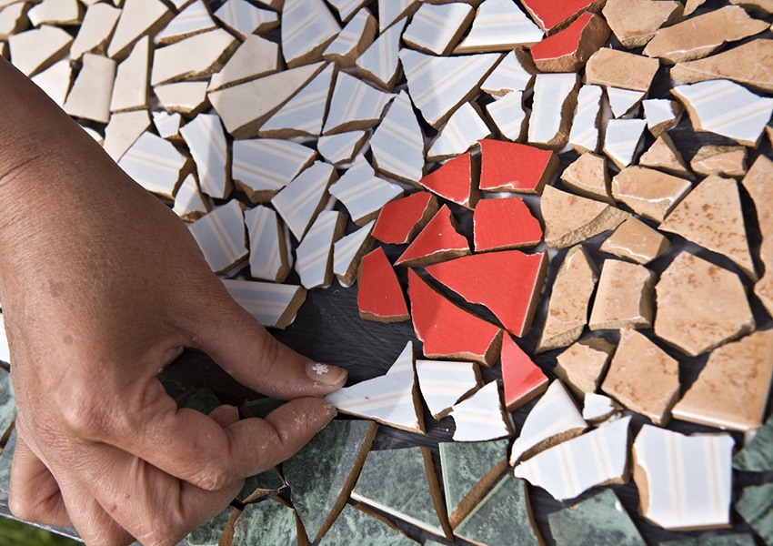 Mosaïque de bricolage en carreaux de céramique brisés