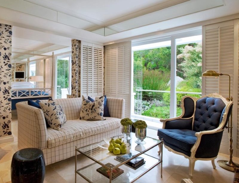 Fenêtre sur le sol avec des volets en bois