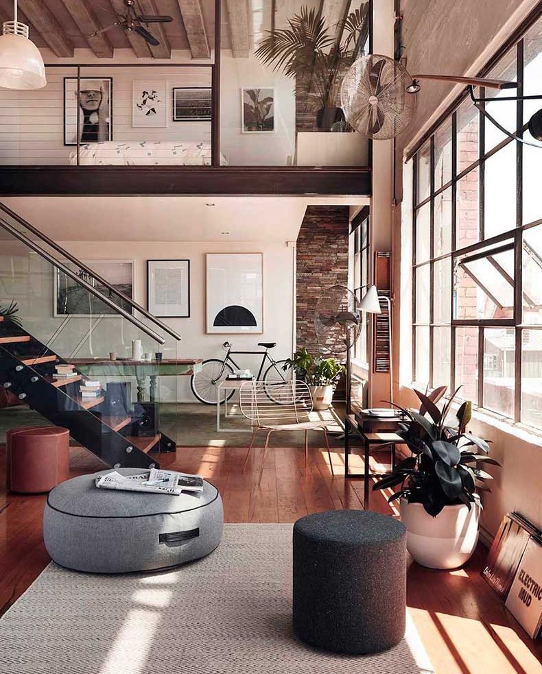 Vélo à l'intérieur d'un appartement en ville