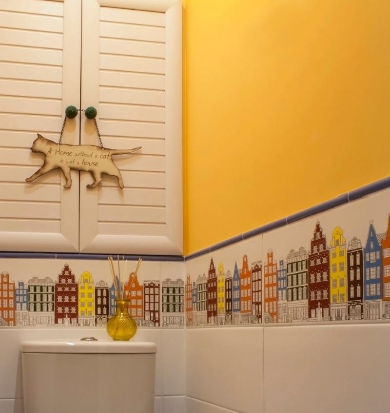 Mur jaune à l'intérieur de la salle de bain combinée
