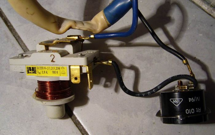 Relais de démarrage du réfrigérateur.